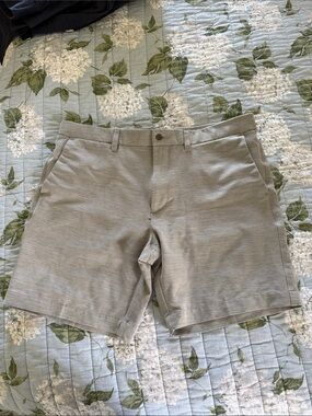 Men’s Gray Callaway golf shorts. Size 36.